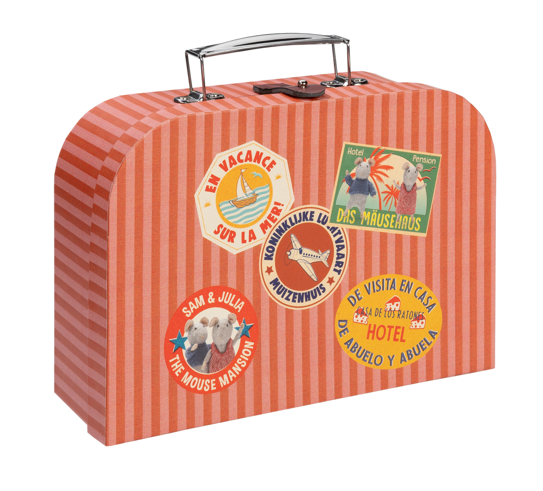 Deluxe Suitcase Set To Go: BEDROOM