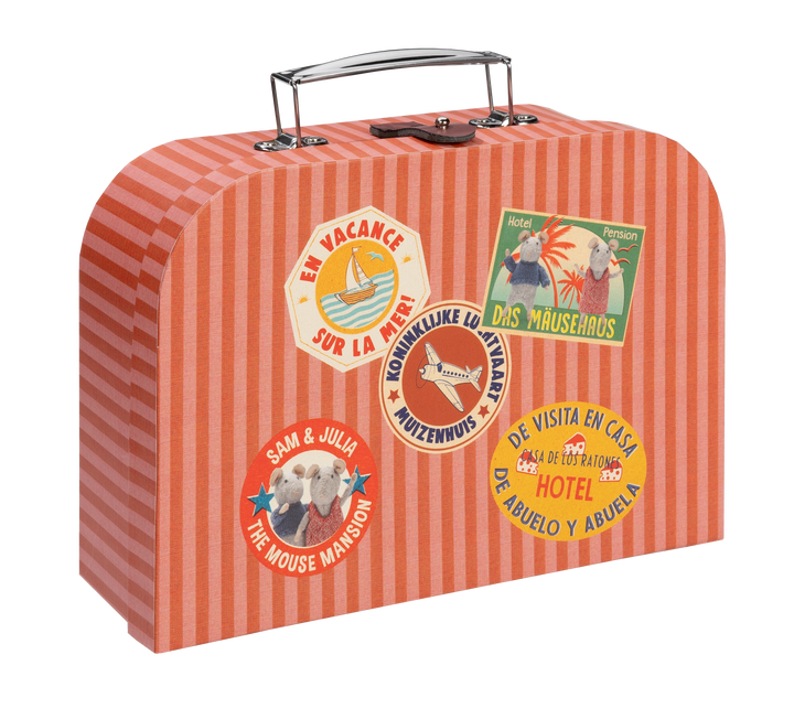 Deluxe Suitcase Set To Go: BEDROOM
